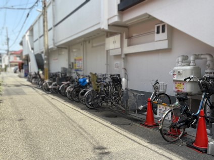 そのまま直進いただくと右手に駐輪場があります。