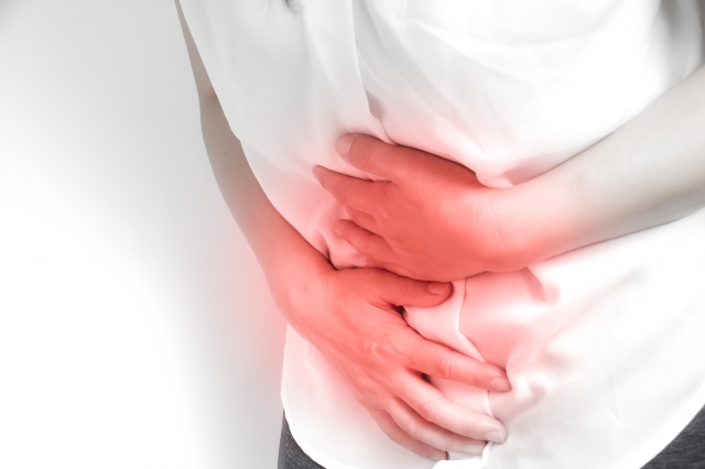 お腹の張りと吐き気が気になる方へ|考えられる原因と受診の目安